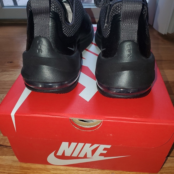 Nike Air Max Axis Premium Sneakers - Picture 4 of 9